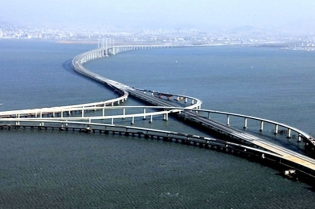 Cel mai lung pod din lume peste apa. A fost construit in 5 ani si a costat 6 miliarde de euro