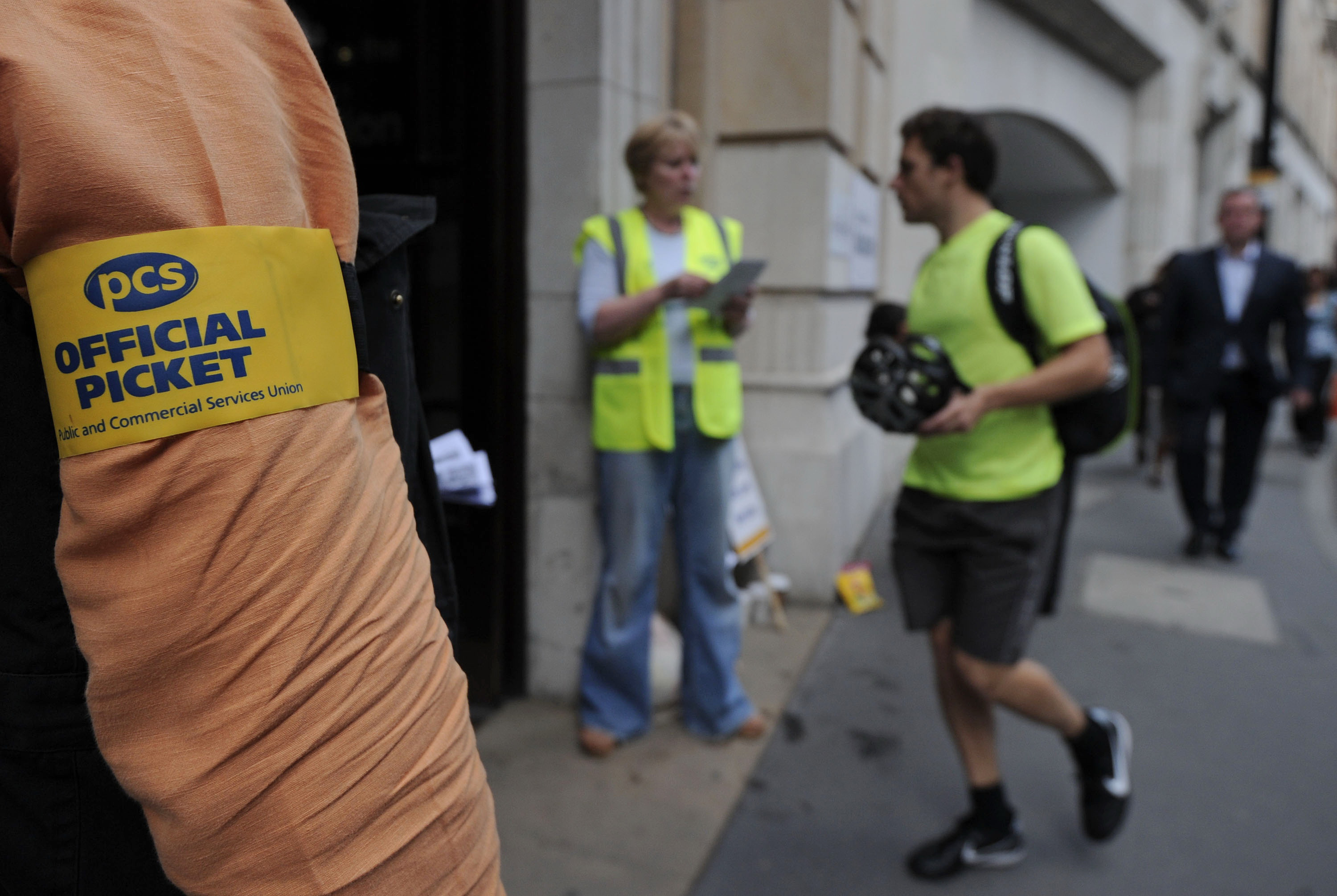 Greva de 24 de ore in Anglia. Sute de mii de salariati ies in strada