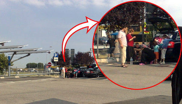 FOTO. Romanii, la picnic in parcarile de pe autostrazi