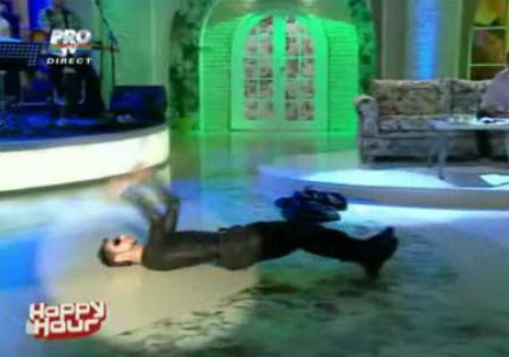 VIDEO. Romanul Matrix, care i-a innebunit pe britanici, a facut show la Happy Hour