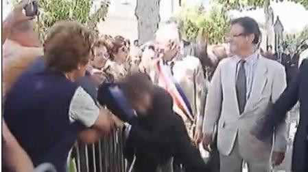 Sarkozy, bruscat de un francez in timpul unei vizite. VIDEO cu reactia presedintelui