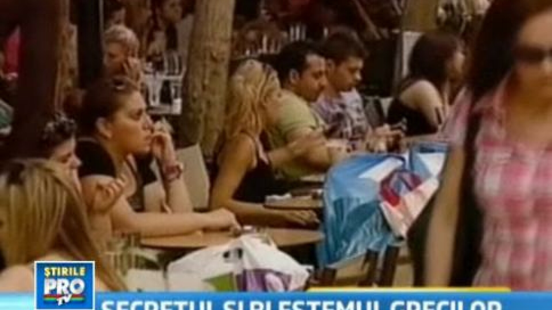 VIDEO: Incursiune pe strazile din Atena. Grecul de rand priveste criza cu o bere rece in fata