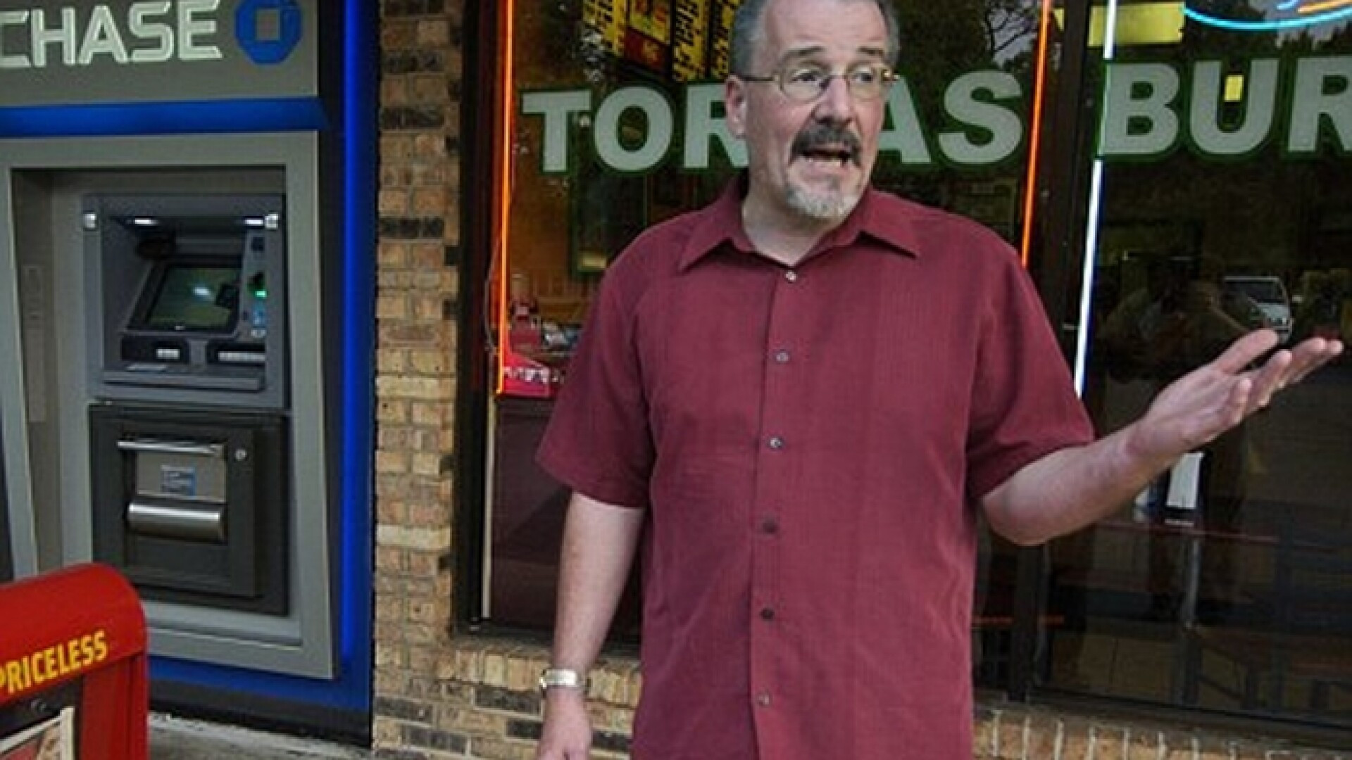 A gasit o geanta cu 17.000 de dolari si a predat-o la politie, insa a fost AMENDAT!