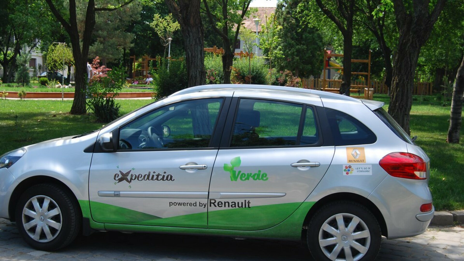 (P) Bloggerii din competitia Renault Expeditia Verde carteaza alaturi de Let’s Do It, Romania!