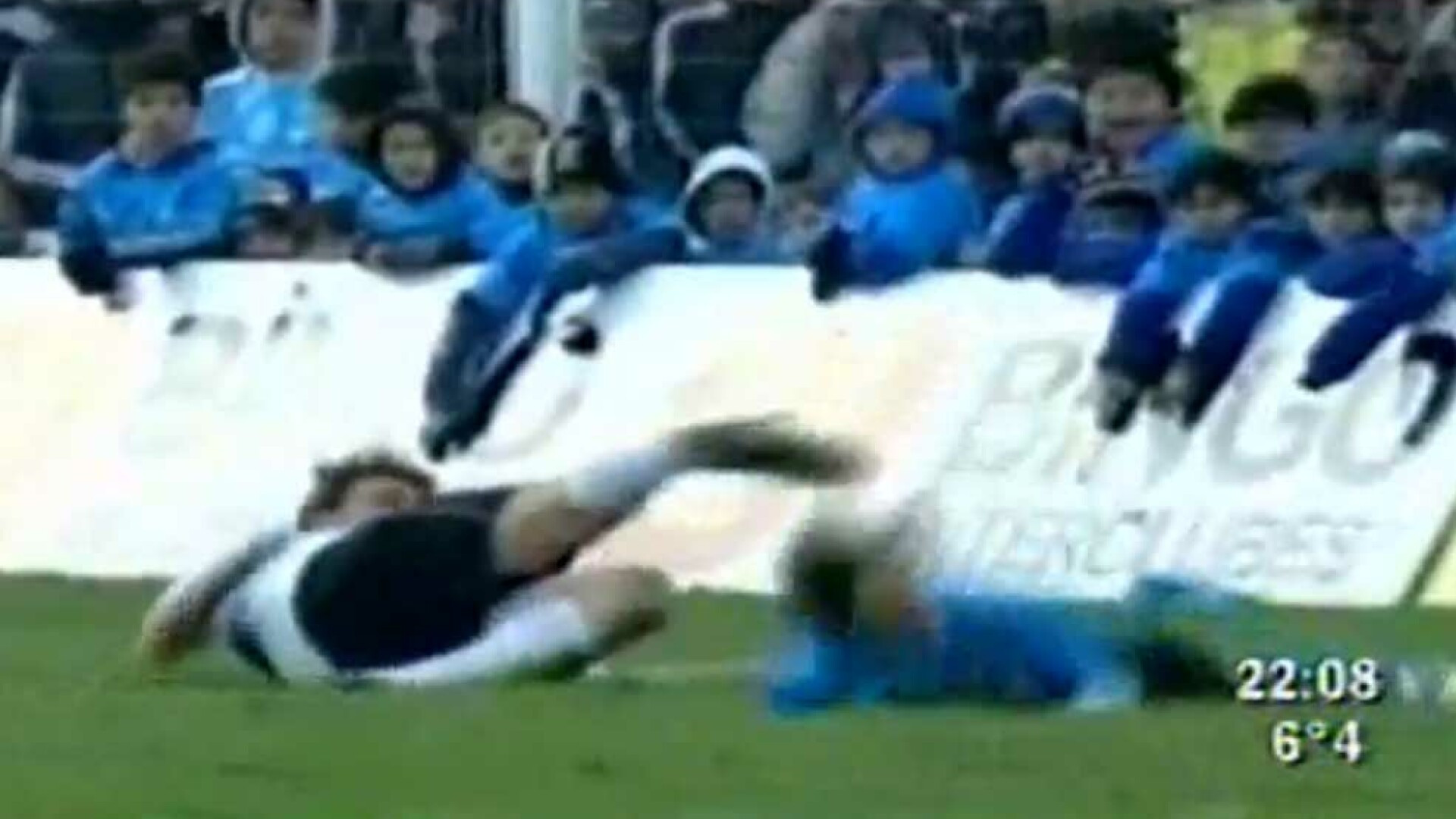 VIDEO. Asta e cel mai NEBUN fotbalist din lume! Si-a 'RUPT' fiul intr-un meci caritabil!