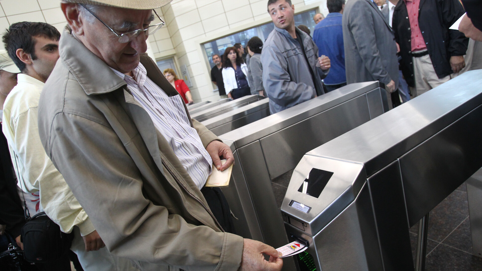 VIDEO: Asteptate 22 de ani. Cum arata statiile de 73 milioane de euro, Jiului si Parc Bazilescu