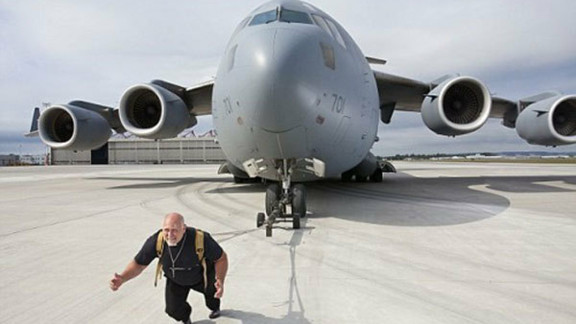 FOTO A tras un avion de 190 de tone! TOP 10 cele mai tari recorduri din "Guinness Book" in 2011