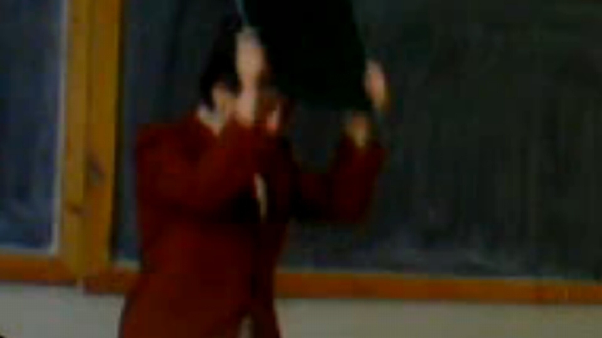 Sta rau cu nervii. Cum face o profesoara criza de isterie in fata elevilor. VIDEO