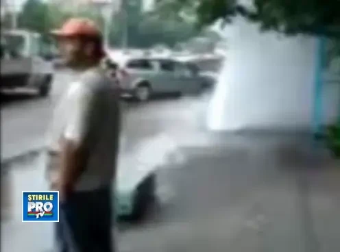 VIDEO: Apa fierbinte aruncata pana la etajul 3 al unui bloc din Capitala dintr-o gura de canalizare