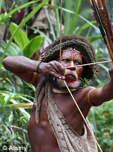 Atacat cu sageti si batut in jungla. Membrul unui trib "a decis" ca ii vrea iubita de nevasta