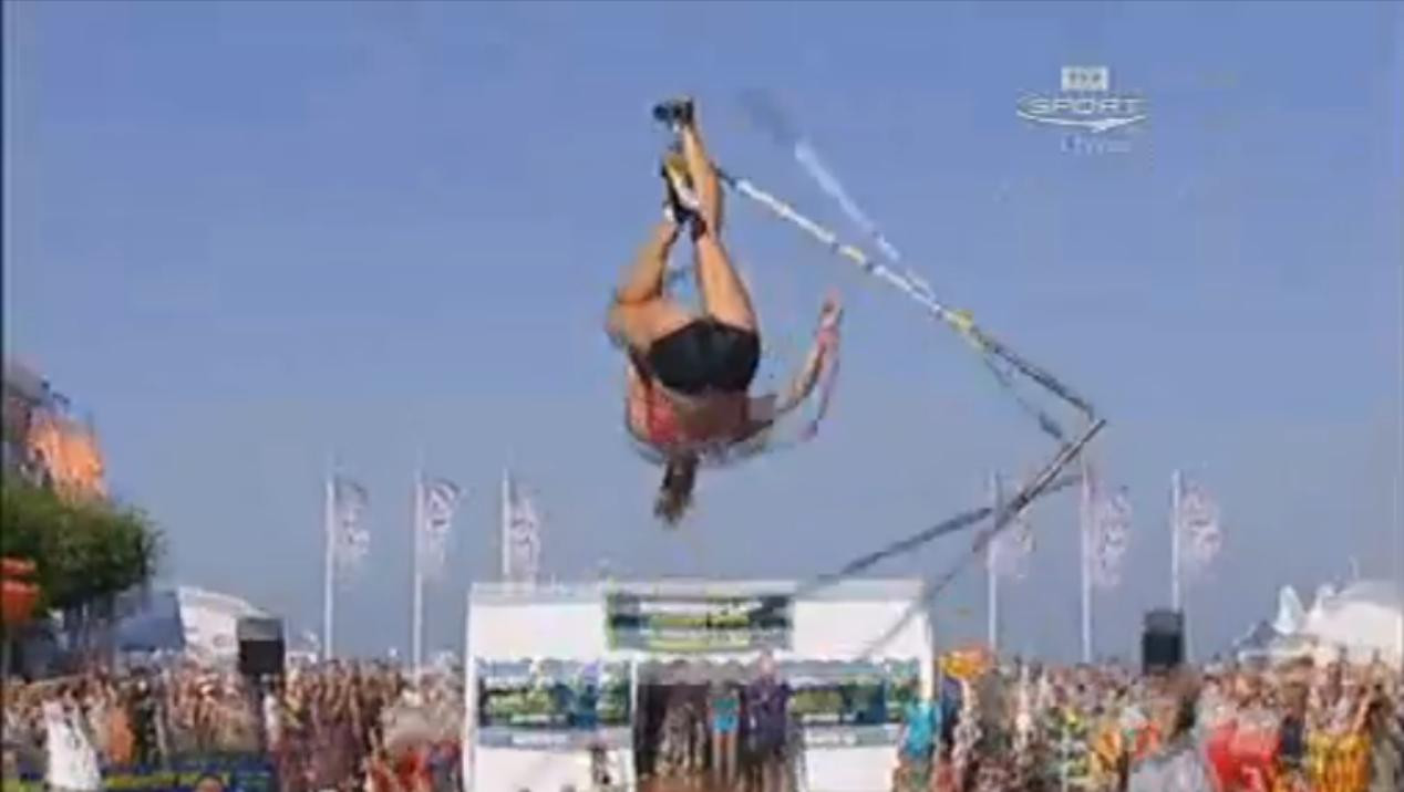 VIDEO O fosta campioana mondiala s-a ranit dupa ce prajina i s-a rupt. Cum a reusit sa aterizeze