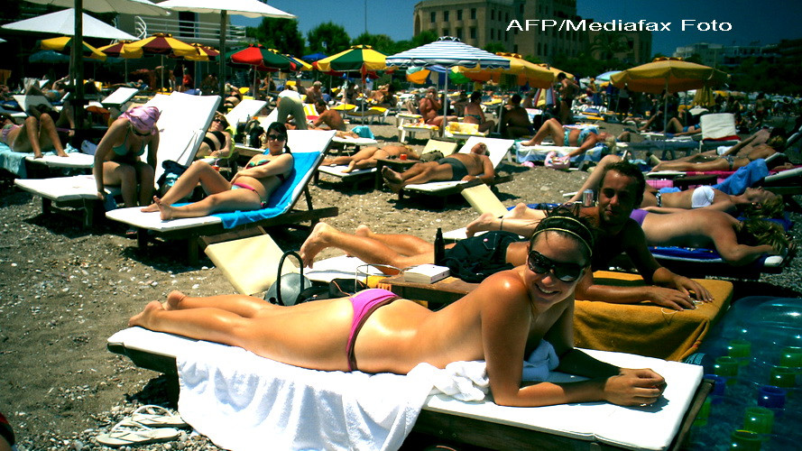 Republica elena, salvata pentru moment de la faliment. Grecii sarbatoresc, romanii strang cureaua