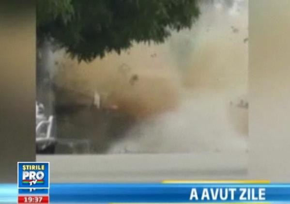 Imaginile zilei: O masina capcana explodeaza in timp ce un genist incearca sa dezamorseze bomba