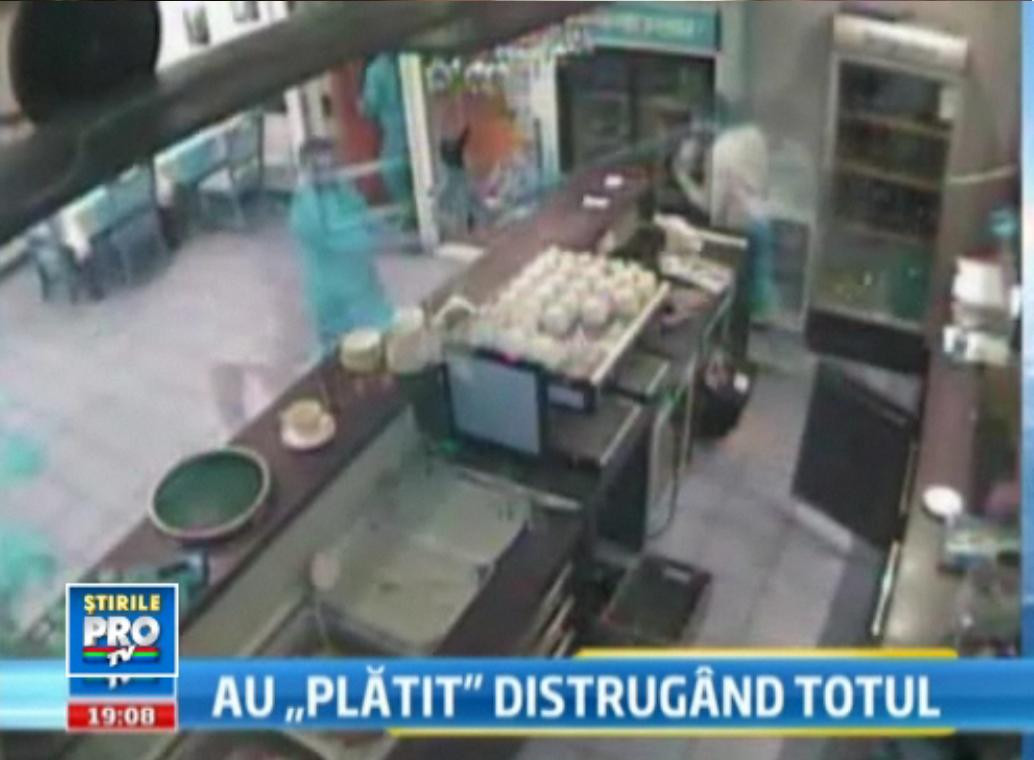VIDEO In Dambovita, 5 furiosi au mancat, au baut, au distrus apoi restaurantul si au batut ospatarul
