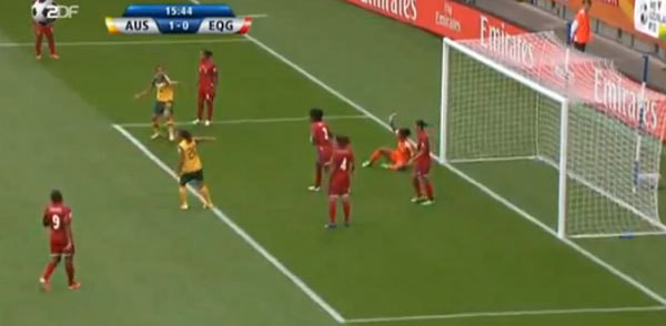 VIDEO. Faza incredibila A luat mingea in brate chiar in fata arbitrului. Ce a decis centralul