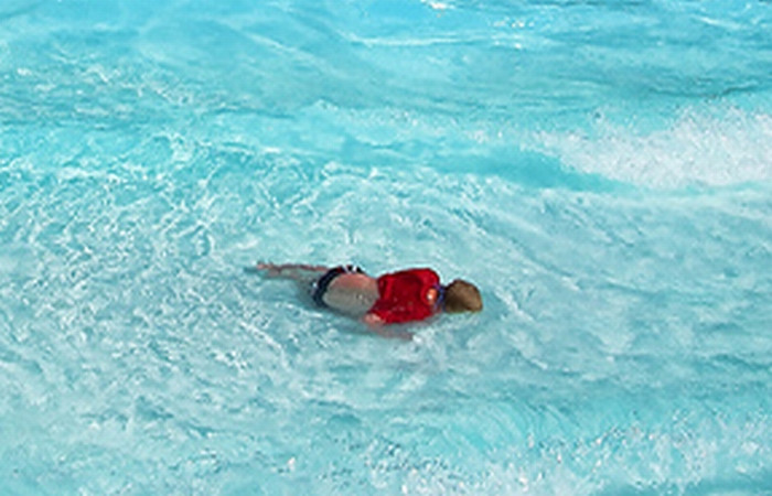 Cadavrul unei femei a zacut trei zile intr-o piscina: sute de oameni au inotat, fara sa-l observe