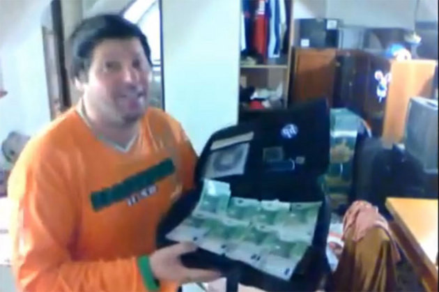 Video de senzatie cu manelistul care isi pupa teancurile de euro pe YouTube