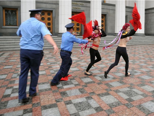 Protest topless in fata Parlamentului ucrainean impotriva reformei pensiilor