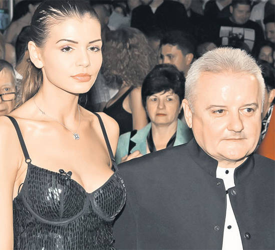 Iri si Moni se bat in case si masini. La cine ar trebui sa ramana fetita?