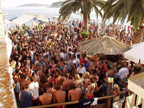 FOTO / Ai chef de distractie vara asta? Aici sunt cele mai NEBUNE petreceri din Europa