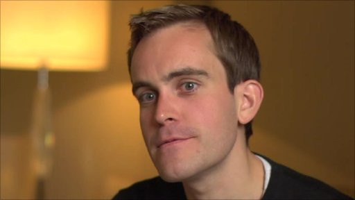 E falit, dar traieste in cele mai luxoase hoteluri din lume. Povestea scriitorului Paul Carr