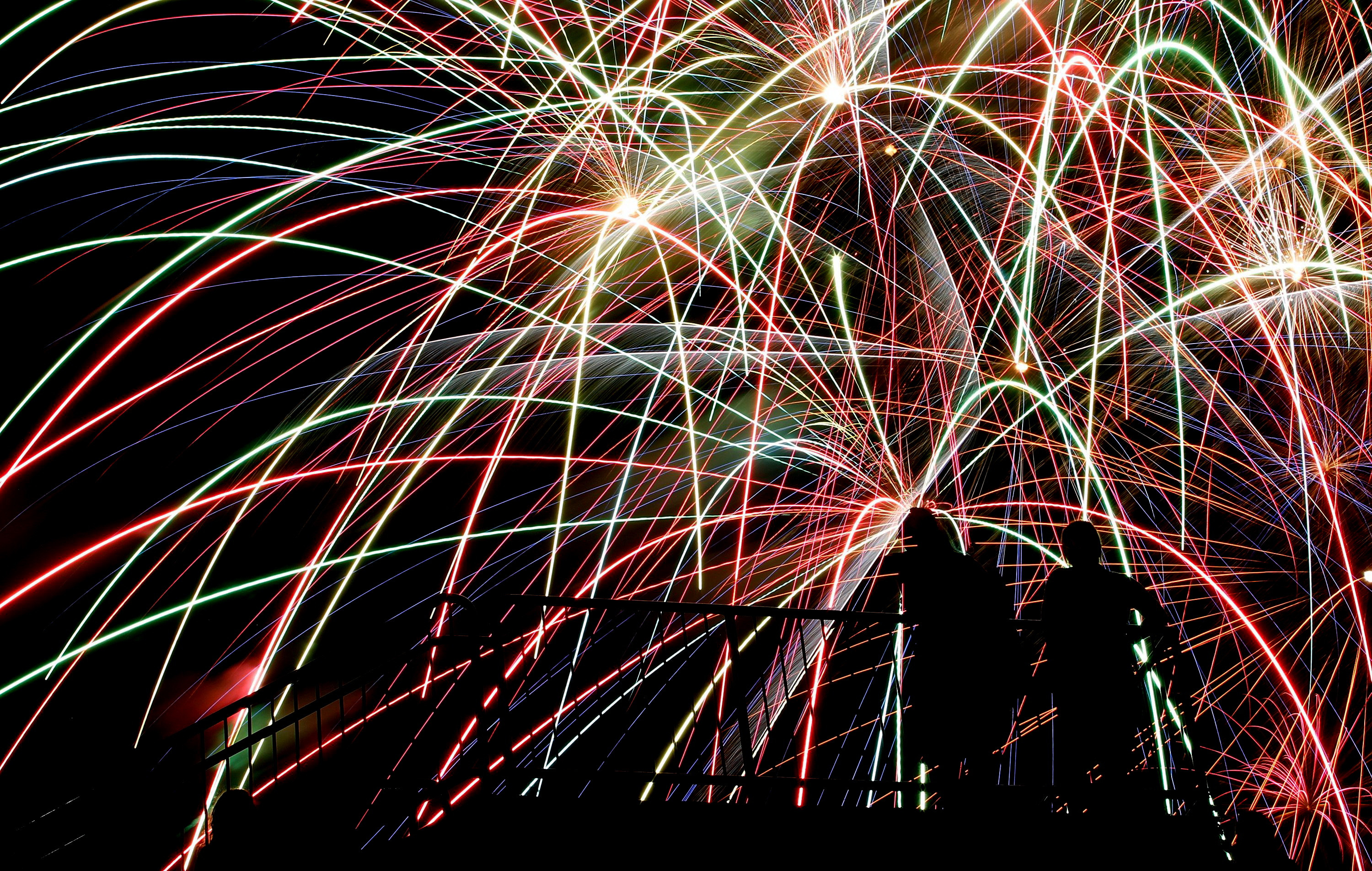 Focuri de artificii, concerte si voie buna. Cum s-au distrat romanii de 1 Decembrie