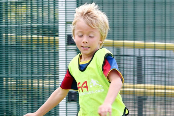 VIDEO A plecat in vacanta si a ajuns juniorul Barçei! Povestea incredibila a unui pusti de 7 ani