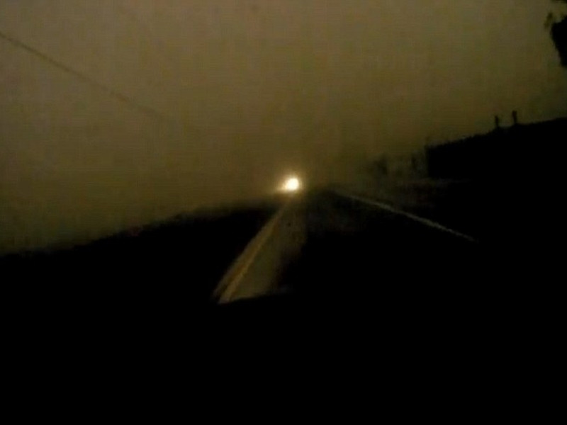 Ce vede un sofer care se filmeaza cand este inghitit cu tot cu masina, de o furtuna de nisip. VIDEO