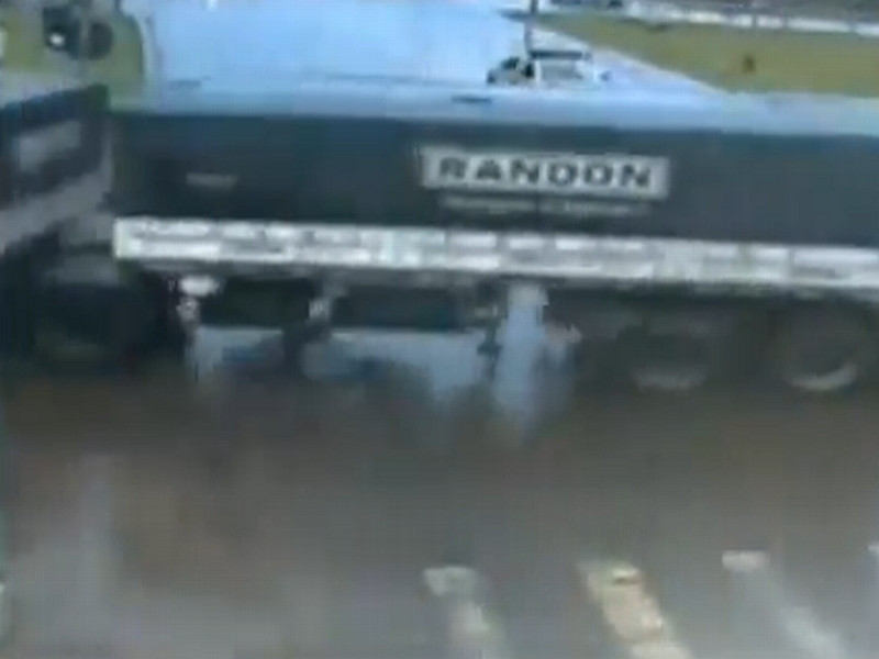 Cel mai norocos motociclist. Fugea de politie, dar era sa se intalneasca cu moartea. VIDEO