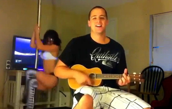 Mai tare ca Eminem. Videoclip facut de un amator, in dormitor. VIDEO