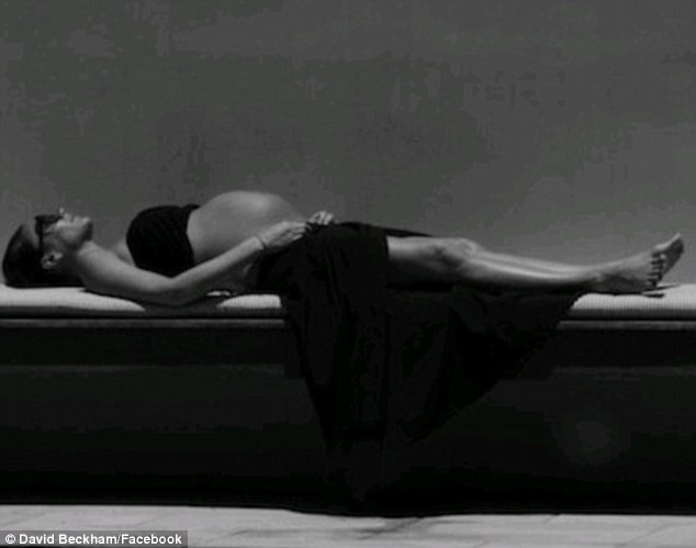 Victoria Beckham, pozata pe ascuns de David, in timp ce statea la plaja. Urmeaza sa nasca in curand