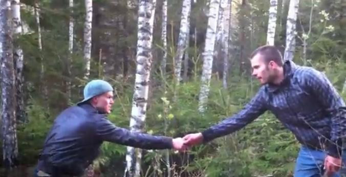 A vrut sa doboare un copac, dar s-a sfarsit EXTREM de prost! VIDEO Arborele s-a RUPT in CAPUL sau