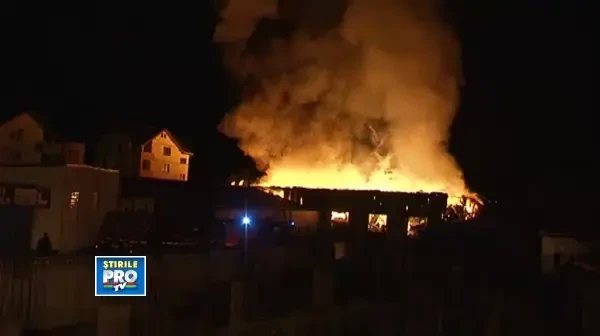 Un incendiu de proportii la o fabrica de mobila a pus pe jar un cartier din Sibiu