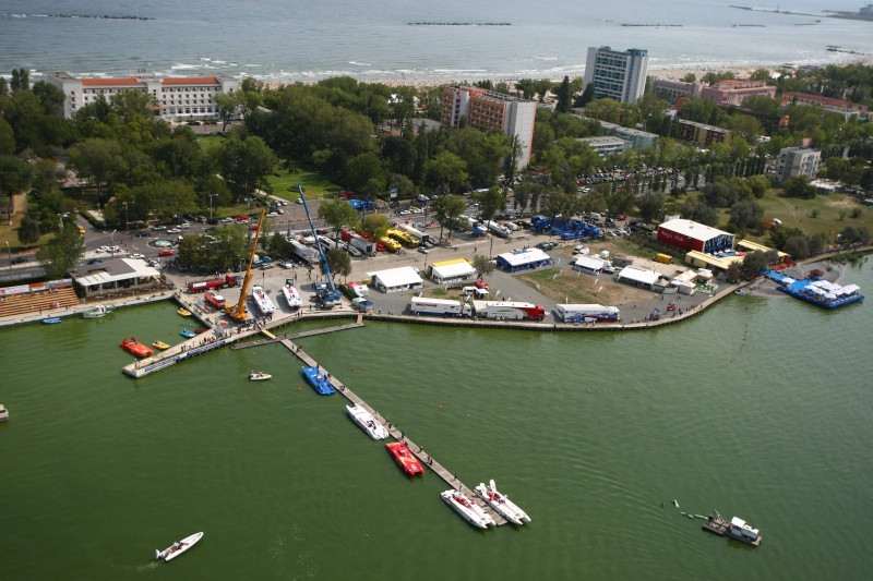 Un avion cu doua persoane la bord s-a prabusit in mijlocul statiunii Mamaia