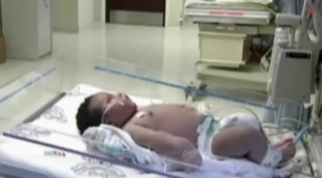 Un bebelus de Cartea Recordurilor: a venit pe lume cantarind 8 kg. L-au botezat "Elanul" VIDEO