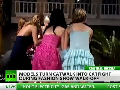 Frumoase, dar ce rele. O prezentare de moda din Rusia s-a transformat in bataie intre fete. VIDEO
