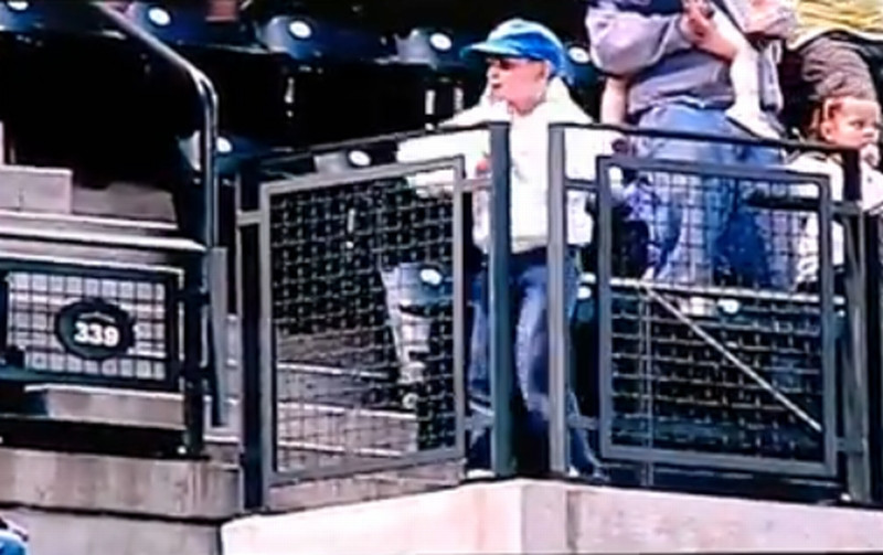 Reincarnarea lui Michael Jackson. Un pusti, aplaudat de un stadion intreg pentru "Thriller". VIDEO