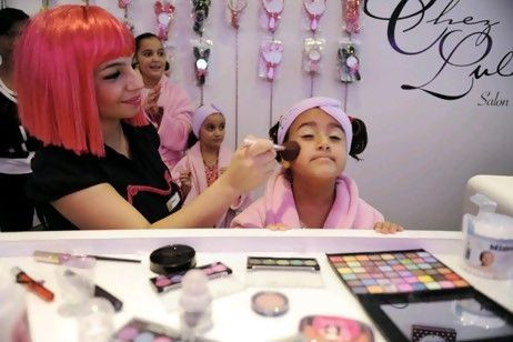 Duse in saloanele de infrumusetare de la 5 ani. Libanul da credite pentru operatii estetice