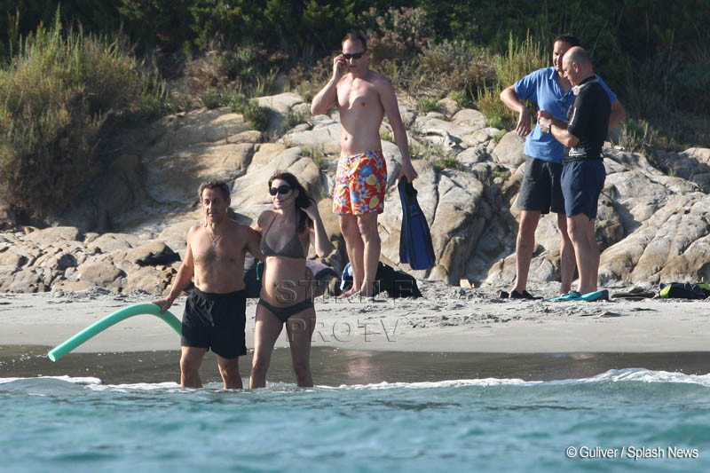 Carla Bruni, asa cum nu ati mai vazut-o. Nu renunta la costumul de baie minuscul nici in luna a 6-a