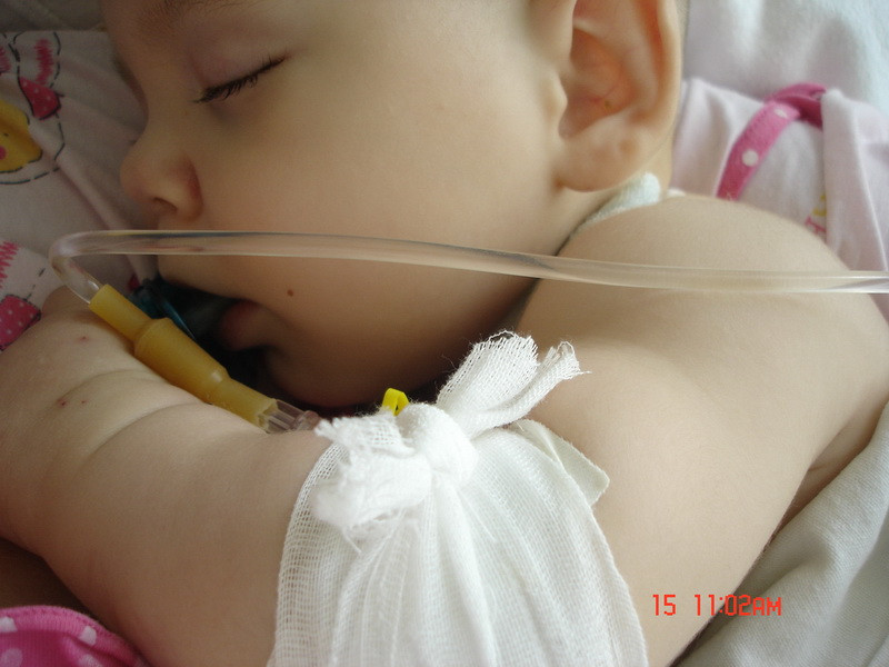 Ajuta-l pe David sa faca primul pas. La aproape un an, e paralizat de maini si picioare