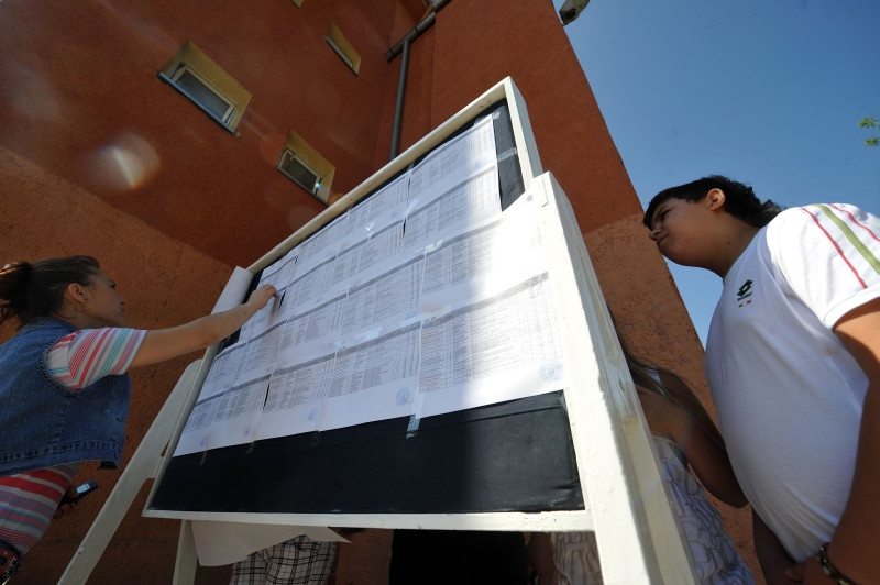 Peste 400 de elevi cu note sub 5 la evaluarea nationala ajung la liceu. Astazi incep inscrierile