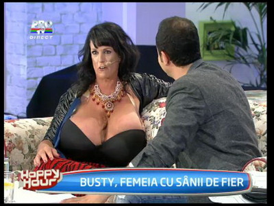 VIDEO. Busty Heart, "femeia cu sanii de fier", rupe o bata de baseball la Happy Hour