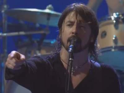 VIDEO La concertul asta ai face bine sa nu faci scandal! Vezi cum a fost dat afara un scandalagiu!