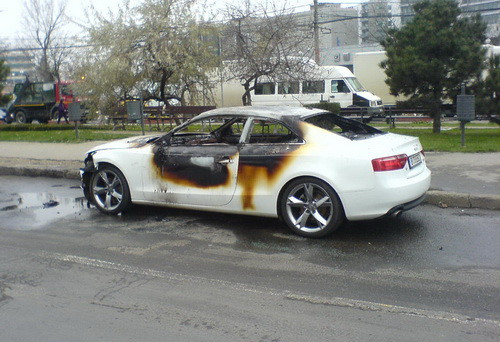 Audi A5, de 70.000 de euro, incendiat la comanda in orasul condus de clanul Ghenosu