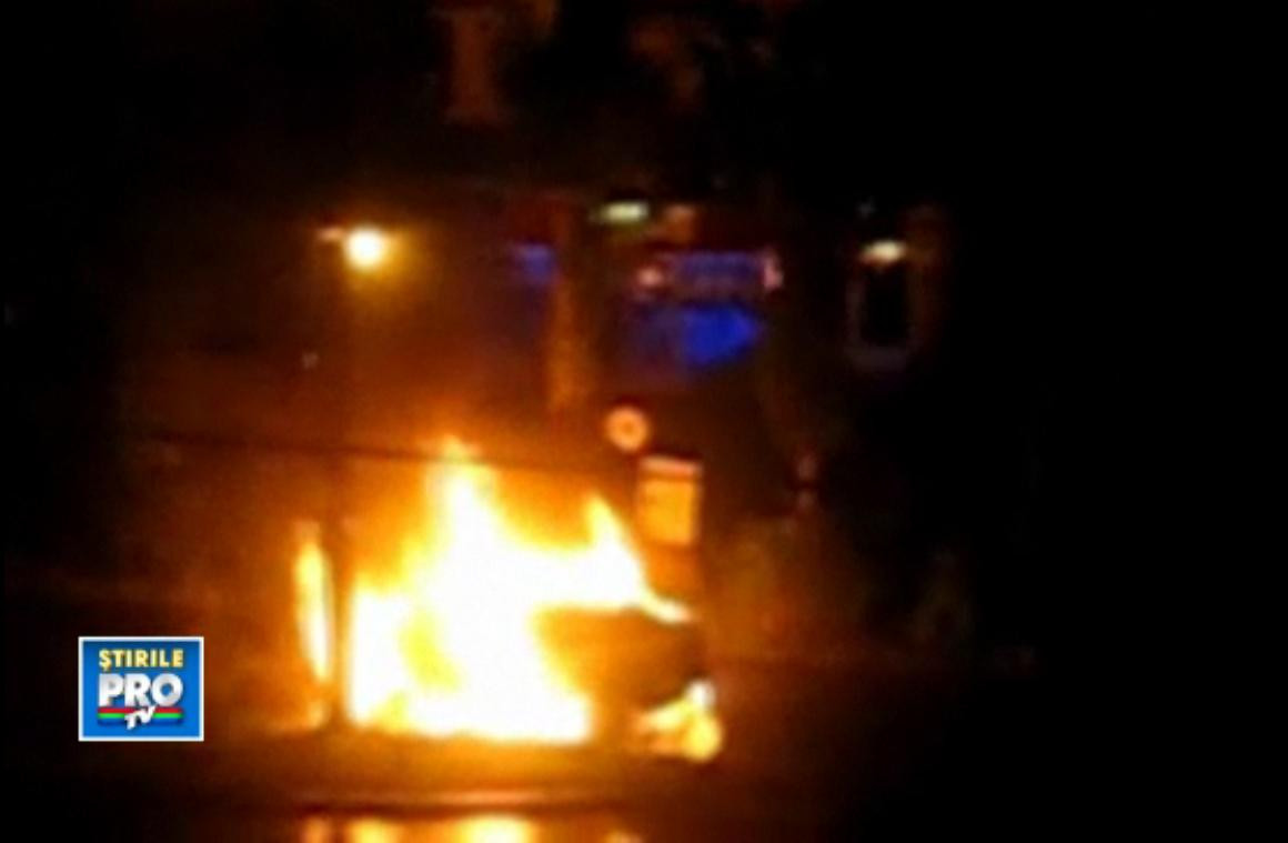 VIDEO. Un Mercedes C Class, cuprins de flacari intr-un cartier din Baia Mare