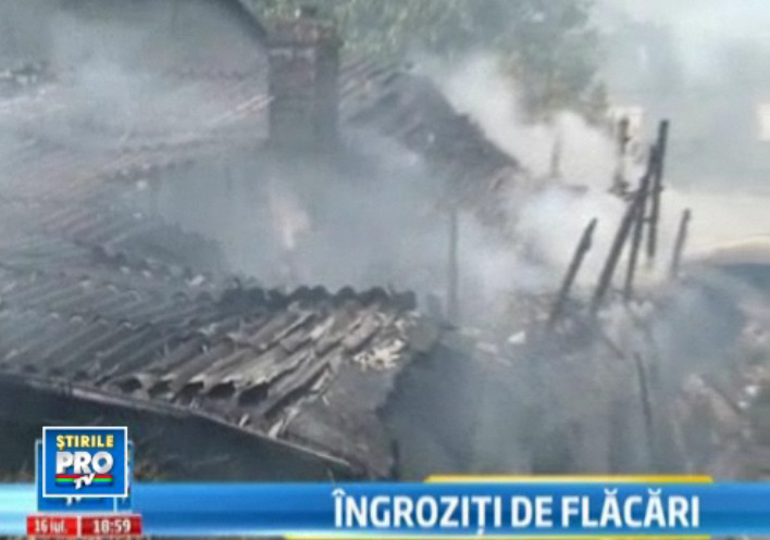 Incendii de proportii. Voluntari, aproape mistuit de flacari. La fel si o manastire din Galati