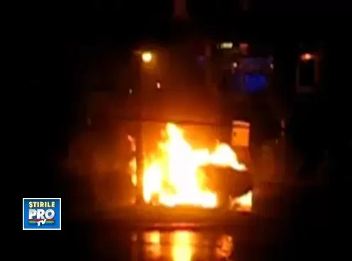 VIDEO. Un Mercedes C Class, cuprins de flacari intr-un cartier din Baia Mare