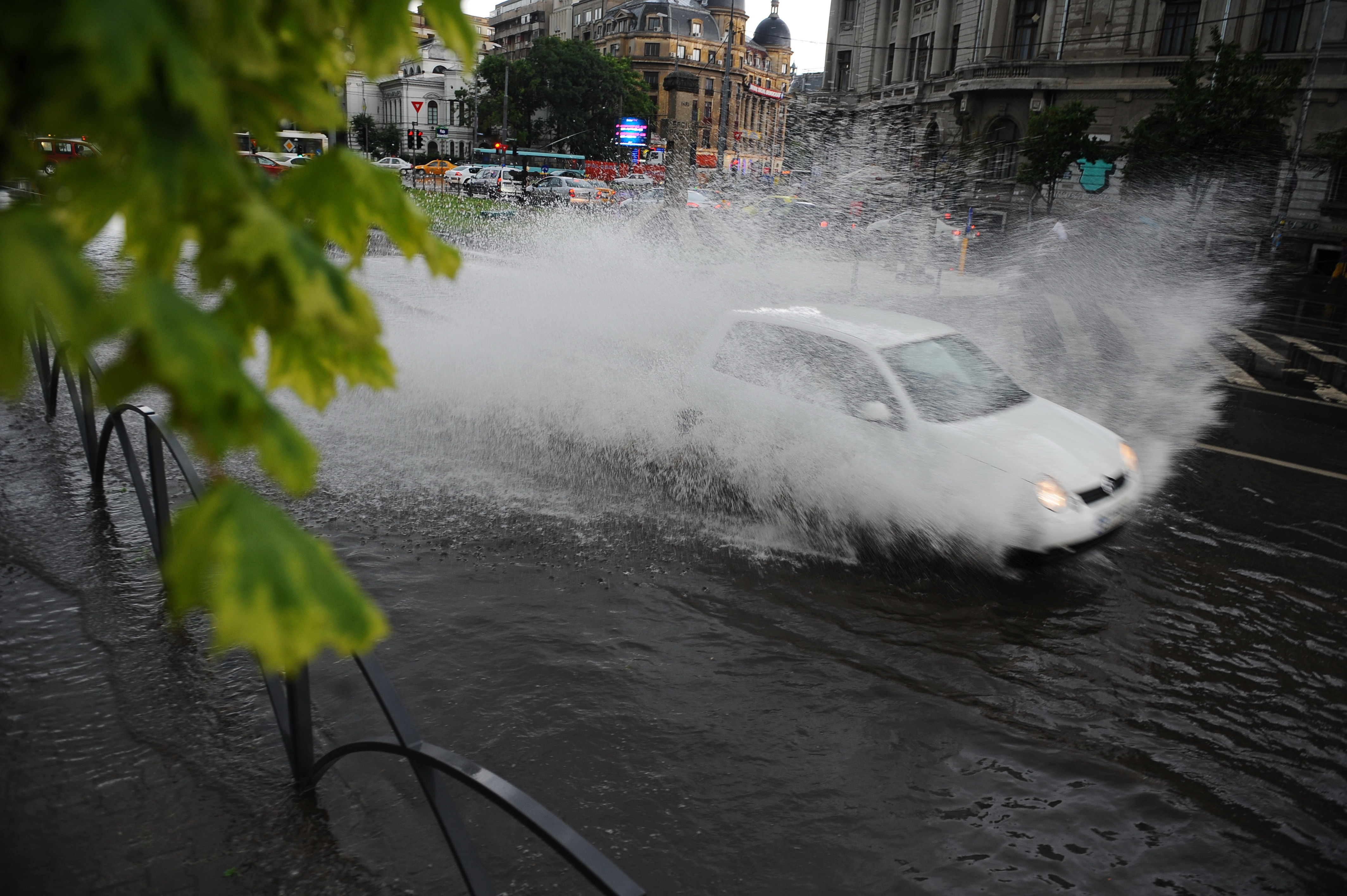 "Era iadul afara. A fost de nedescris". Romania, impartita intre canicula si ploi devastatoare