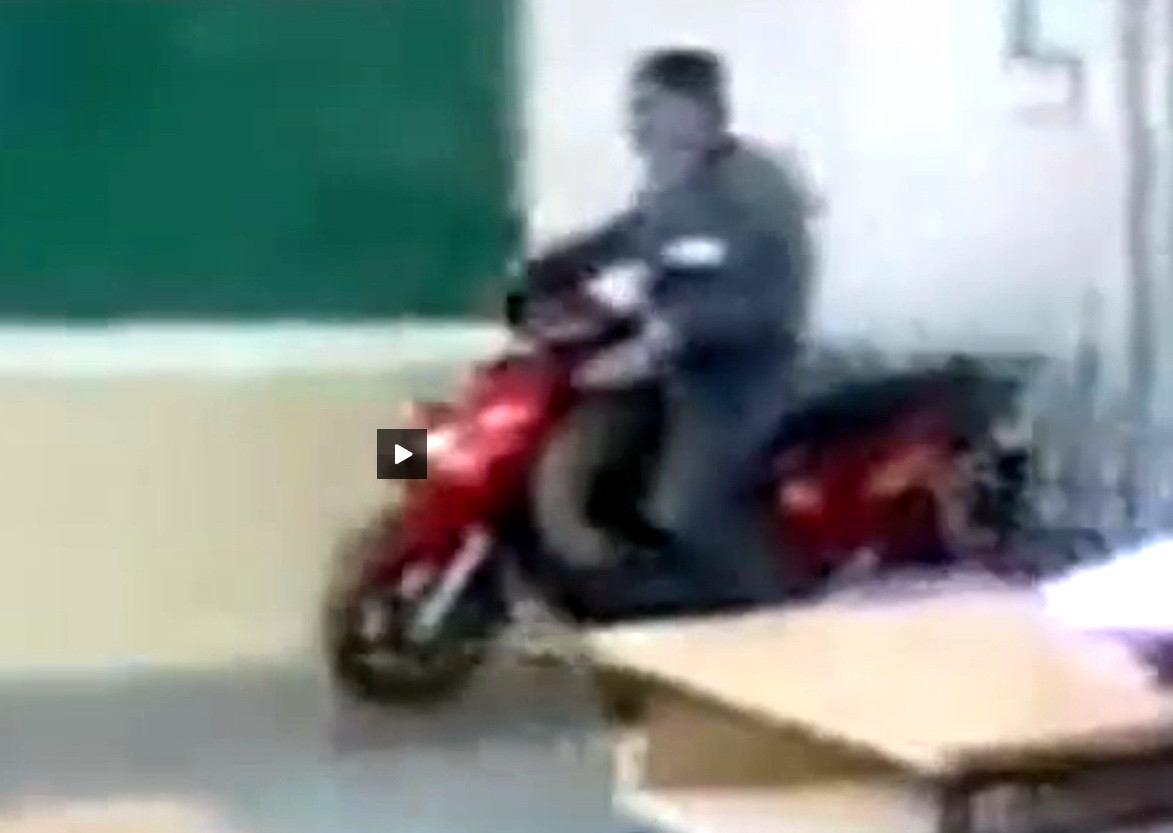 Mai ceva ca la noi. Doi rusi si-au parcat scuterele intr-o sala de clasa. VIDEO