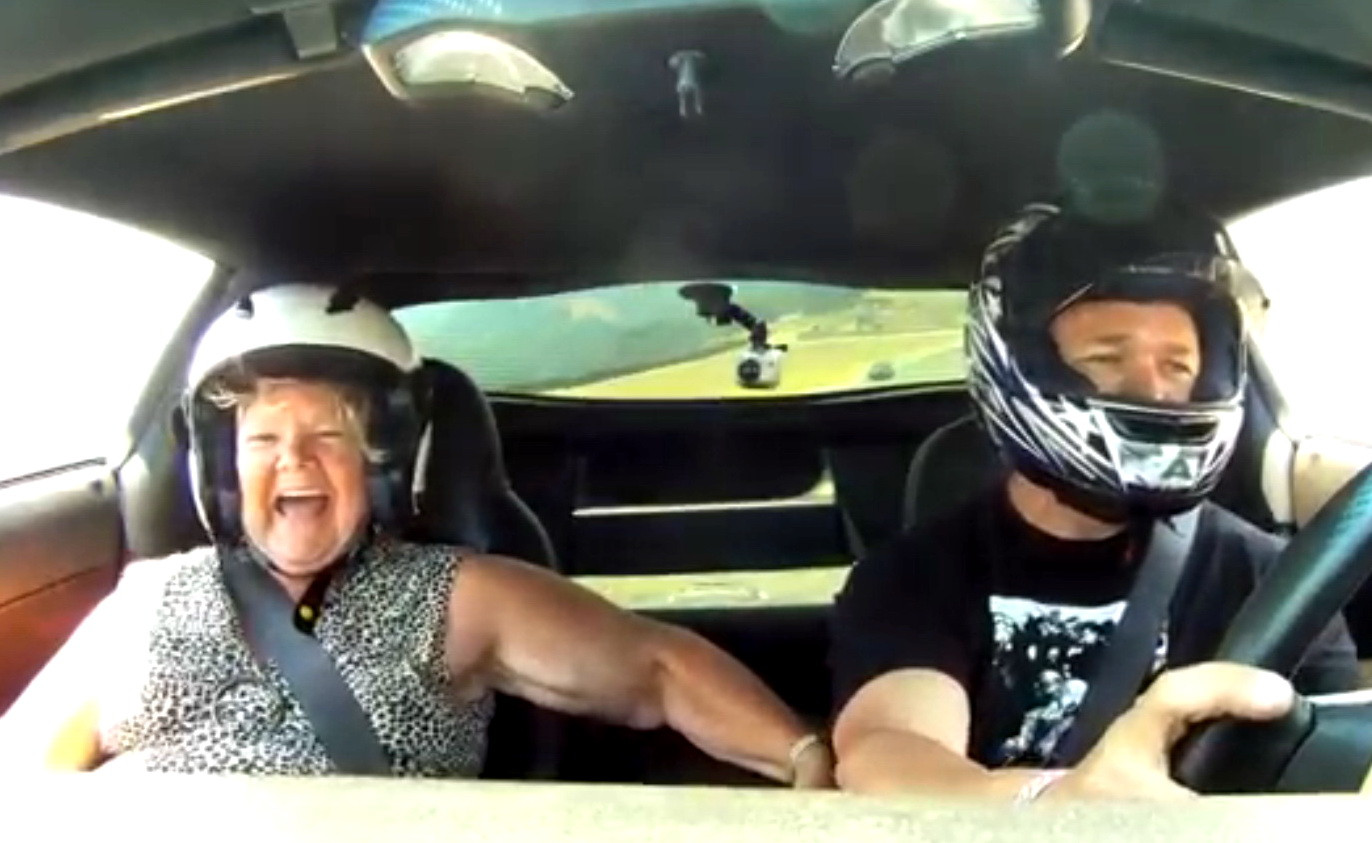 Bunica "tipatoare", copilot de raliu. Asa ceva n-ati mai vazut. VIDEO